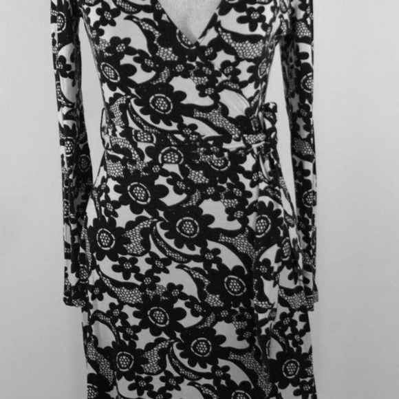 Banana Republic Dresses & Skirts - Banana Republic Black & White Wrap Dress